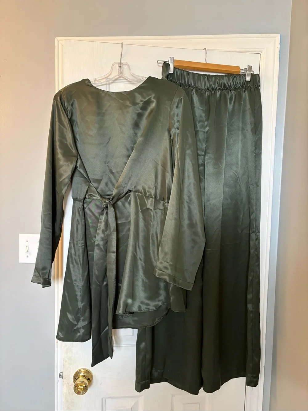Green Tie-Detail Satin Pantsuit - Picture 9 of 9